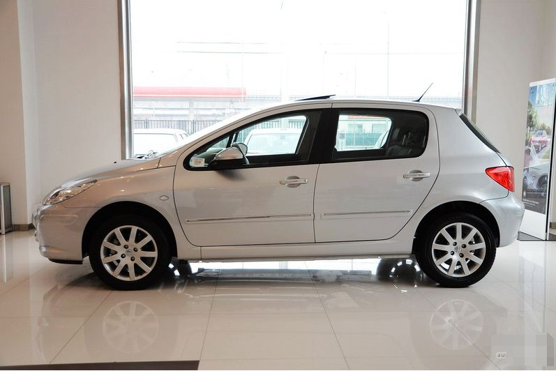 东风标致307两厢,整体造型非常出色,简约大气非常耐看