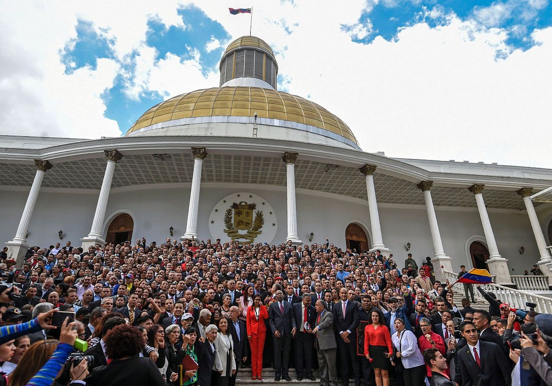近日印度新议会大楼悬挂了一张"古地图",其中描绘的印度"领土"大幅扩