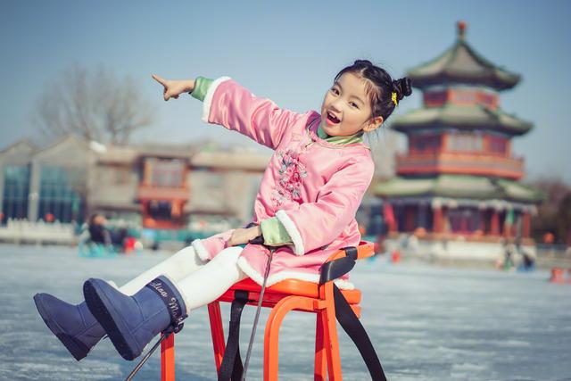 真人版福娃!阿拉蕾过年穿民族风小袄扎哪吒头,又想骗人生女儿