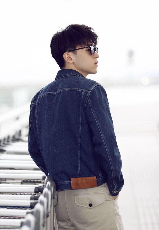 王俊凯侧影虎背熊腰拿酒瓶以为去打架!蔡徐坤阴气太重看似肌无力