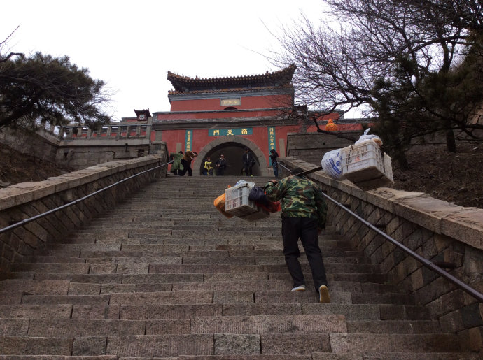 晚年一身疾病,脊柱嚴重變形,