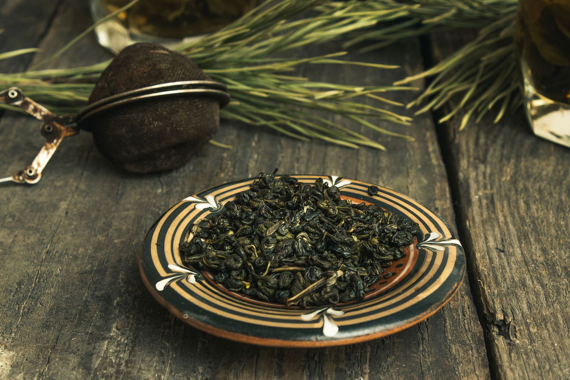 奇楠茶中含有丰富的黄酮类化合物和芳香醇,能够调节女性的内分泌系统