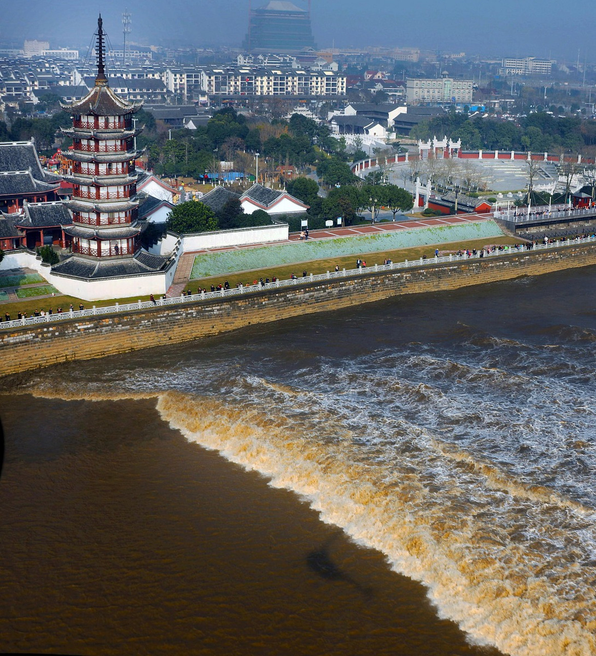 10月1日,浙江嘉兴海宁盐官观潮景区,浪太大将堤岸边的石栏冲垮,多名就