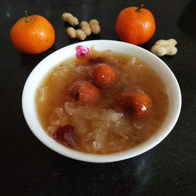 红枣银耳山楂羹,非常简单好做,多给家人喝润肺止咳又开胃