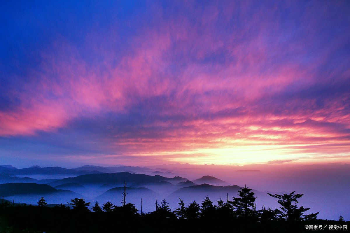 美丽的晚霞,天空中一片火红,好似秋天的枫叶,美不胜收