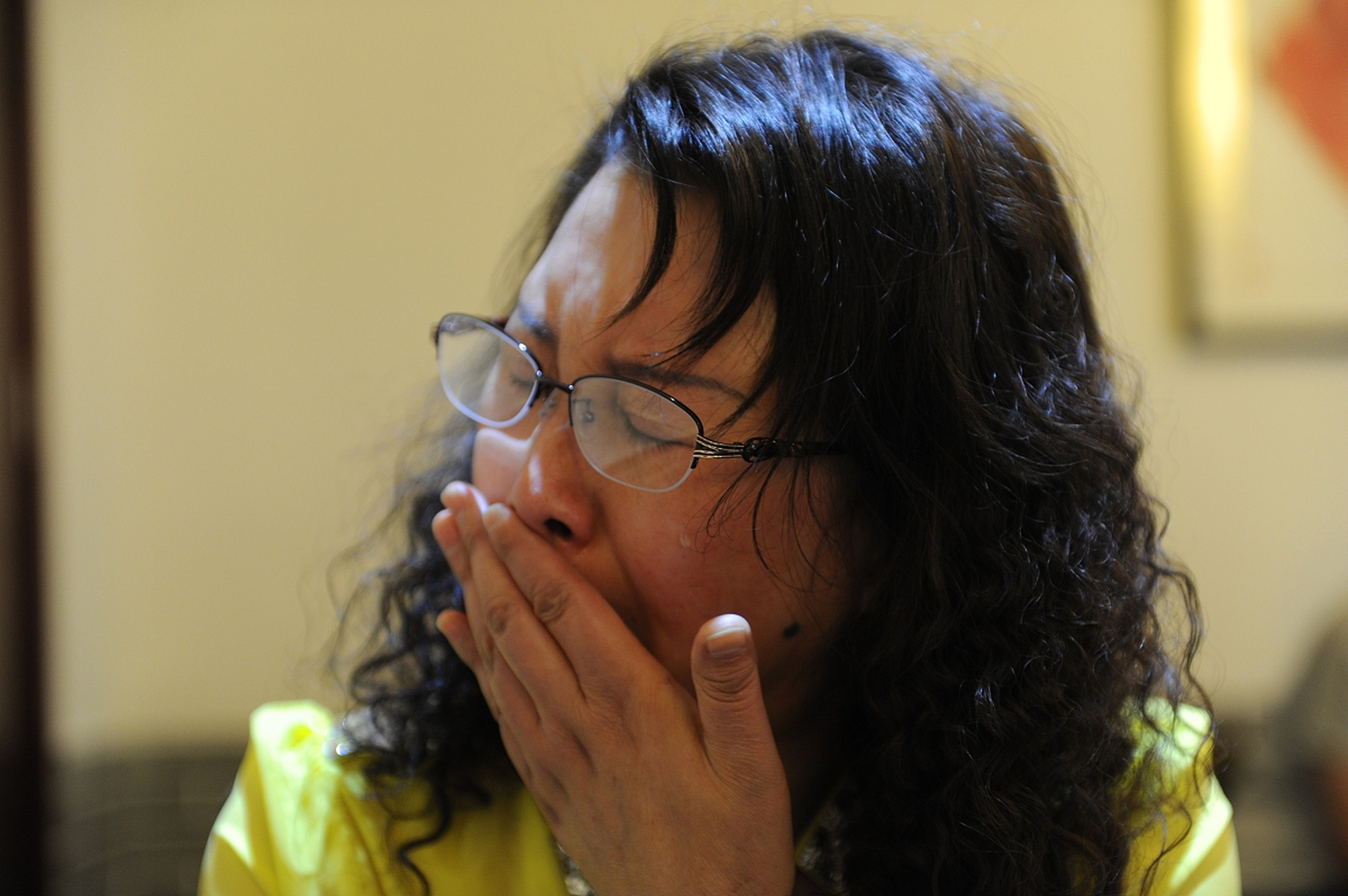 女子翻看去世父亲手机破防抽泣!