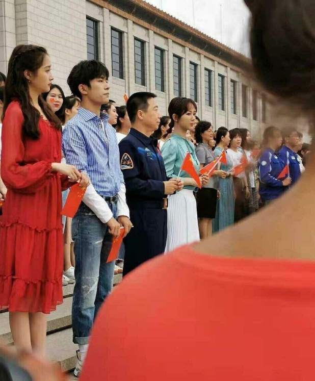 关晓彤易烊千玺杨紫同框 "排排站"生图养眼十足