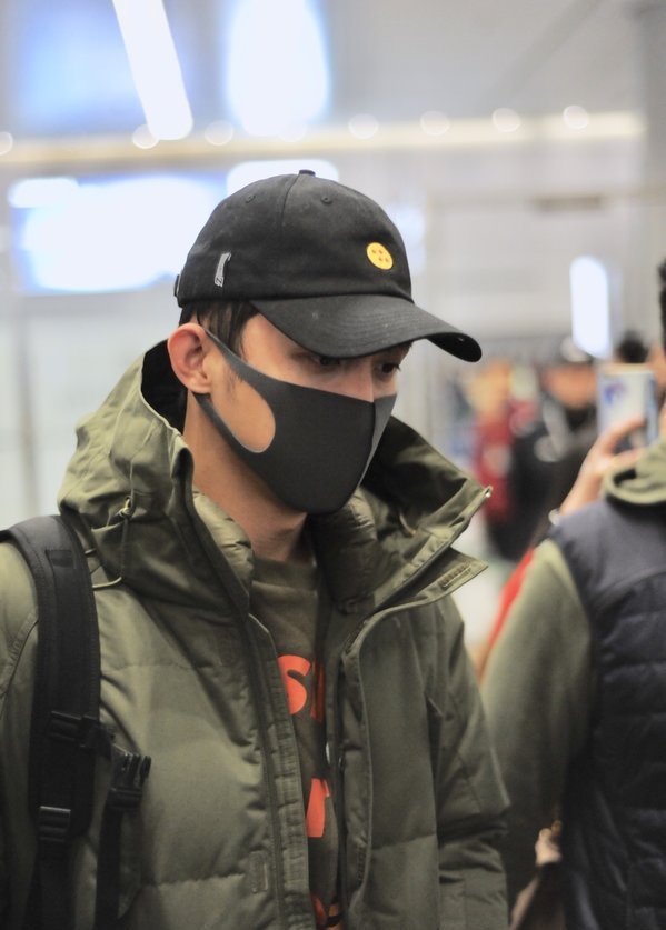 黄景瑜墨镜口罩全服武装现身 网友:抬头这一眼简直秒杀我!