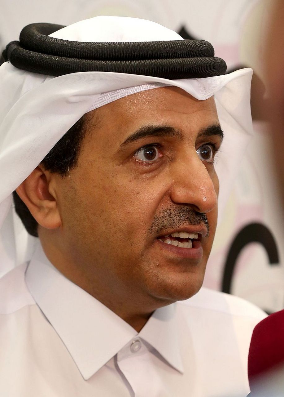 1995年,卡塔尔国王外出度假,王储哈马德趁机将国王踹下王位,顺利登基