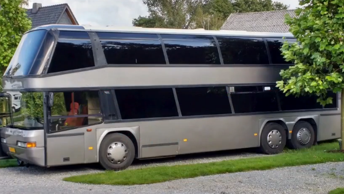 歪果仁将一辆双层巴士diy成舒适房车,真的是应有尽有