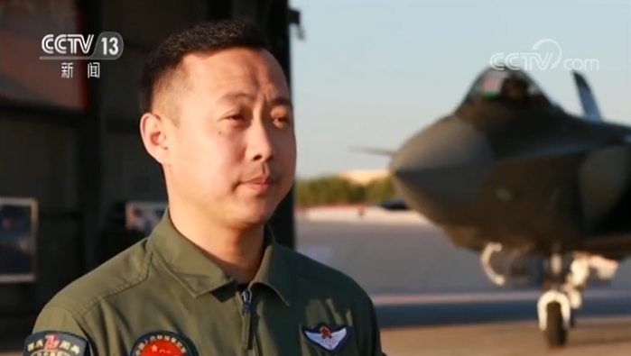 空中受阅梯队"三剑客"齐聚飞越天安门