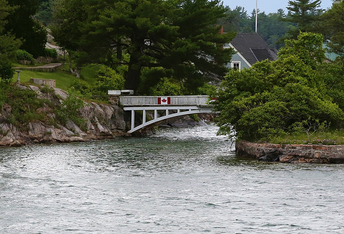 世界上最短的跨国大桥:长度不到10米,是土豪从家去后花园的路