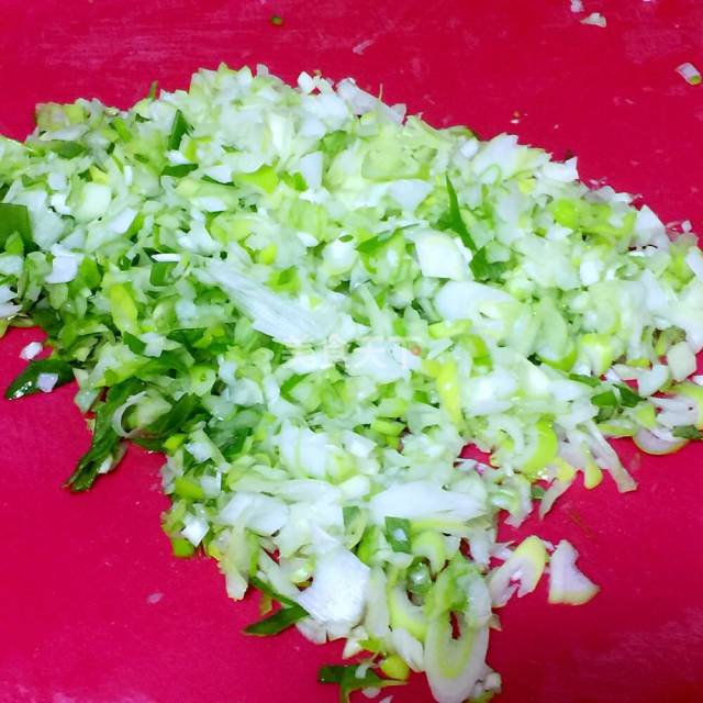 原料:猪肉碎,荸荠,圆白菜,葱,姜,香叶,大料,花椒粒,生抽,盐,花椒粉