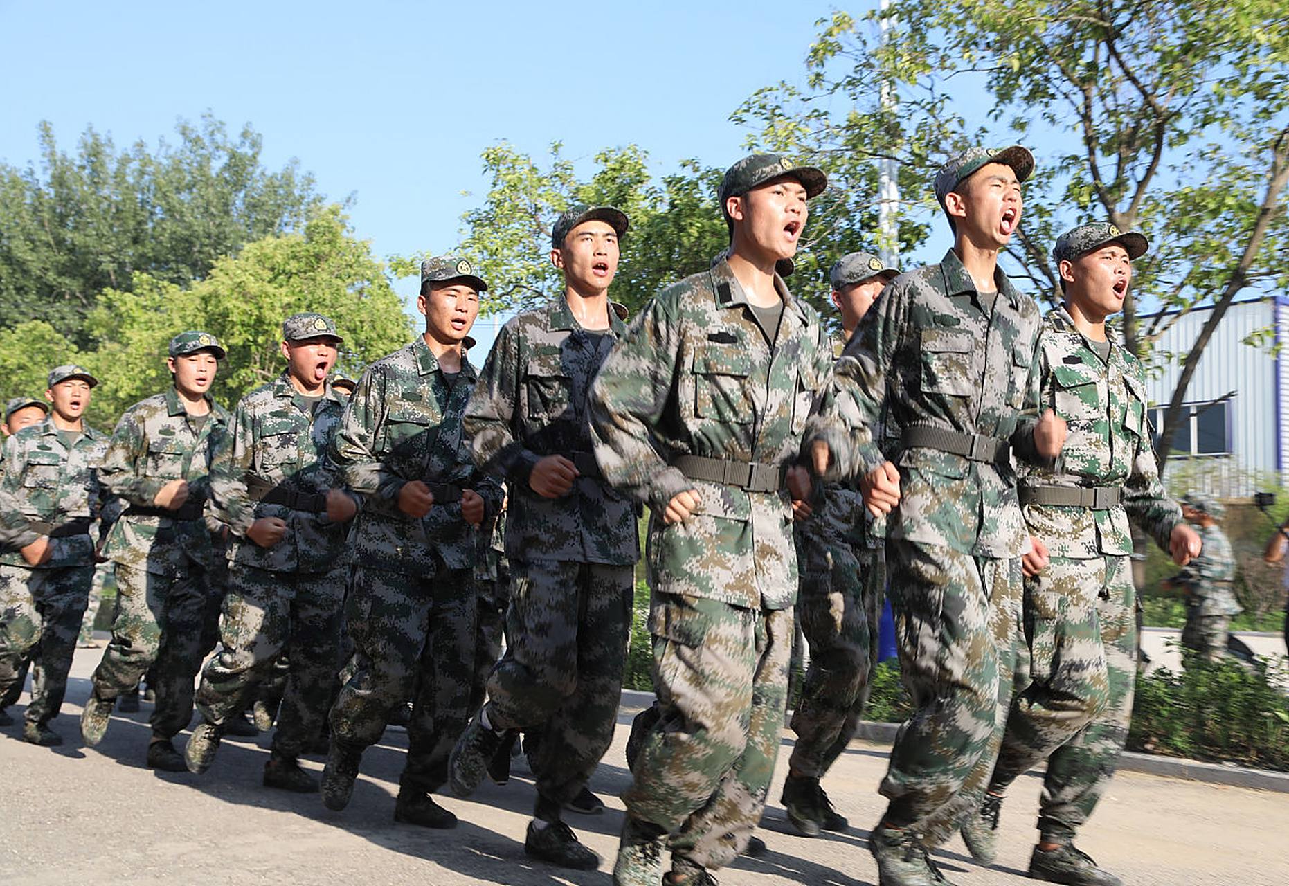 2006年,湖北一辆客车上,武警战士冉松柏刚落座,他就