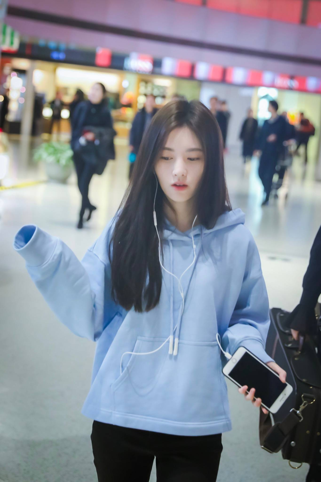 鞠婧祎穿蓝色连帽卫衣现身机场皮肤白皙