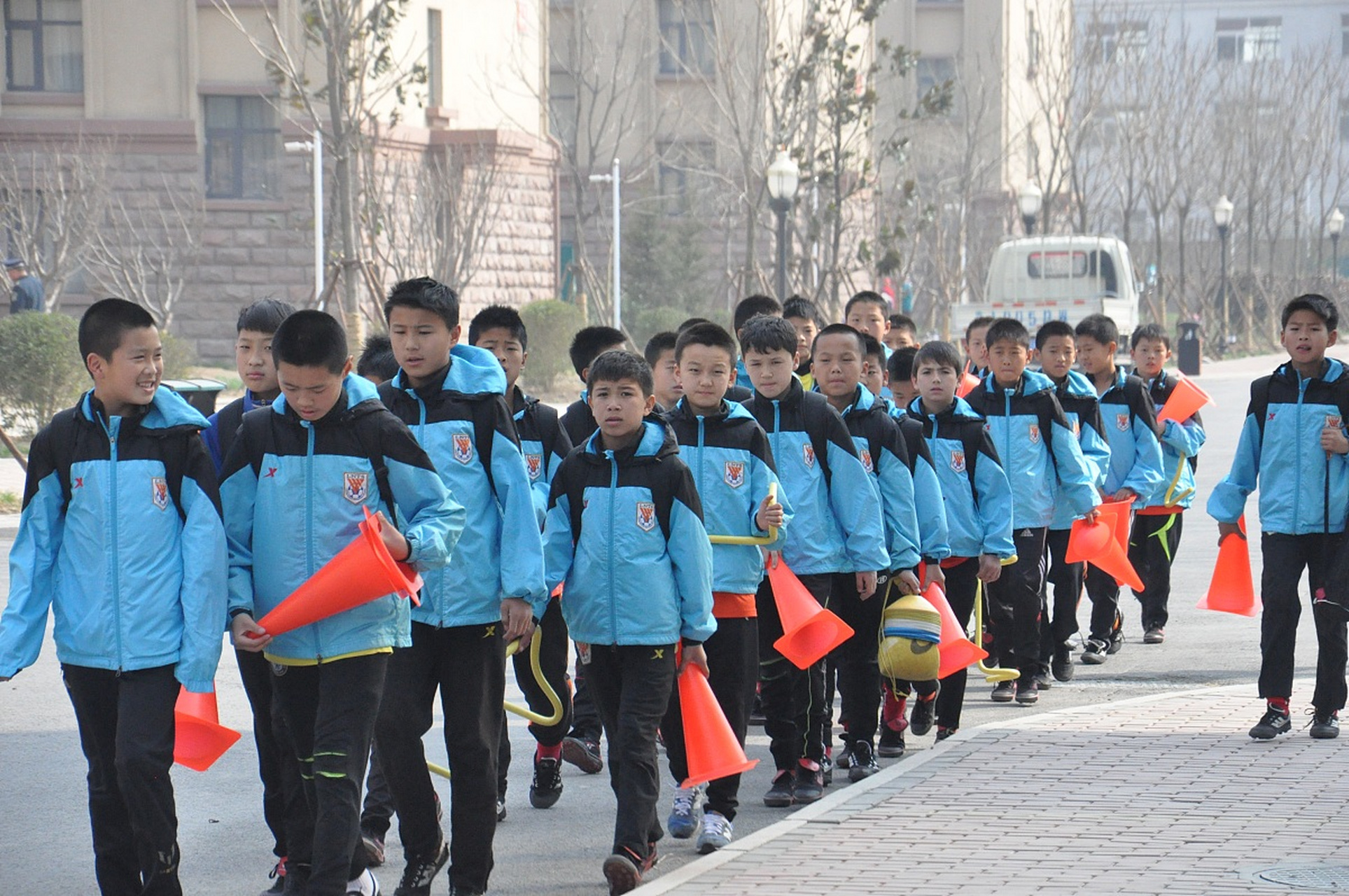 山东聊城东昌区文苑小学的陈老师,你的挑战精神值得赞扬.