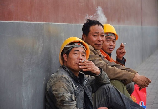 农村过年,在外打工的小伙,工资只有3000,却发20的烟,为啥?