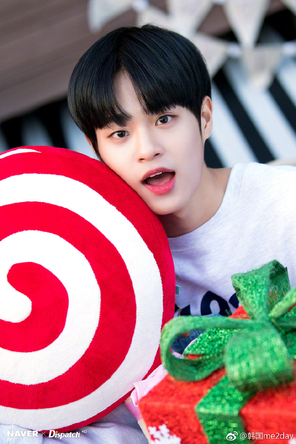 韩国男团wanna one拍圣诞写真:姜丹尼尔戴鹿角,赖冠霖让人心动