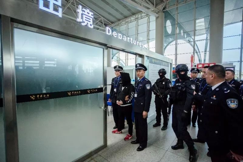青岛警方成功抓捕并遣返2名韩国籍涉毒逃犯