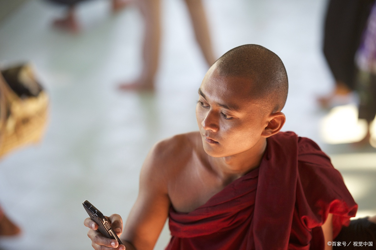 和尚为尼姑说法.尼姑打坐,杂念纷呈,看看这和尚怎么说