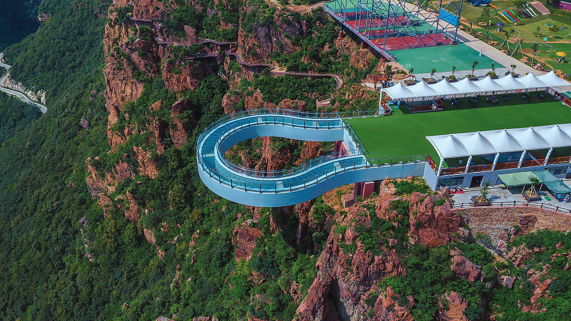 伏羲山位于河南省郑州市新密市,是嵩山的东延,拥有壮观的自然景观和