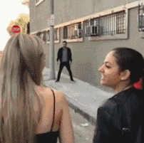 大爷,你能不能悠着点啊?这样健身很危险的啊!