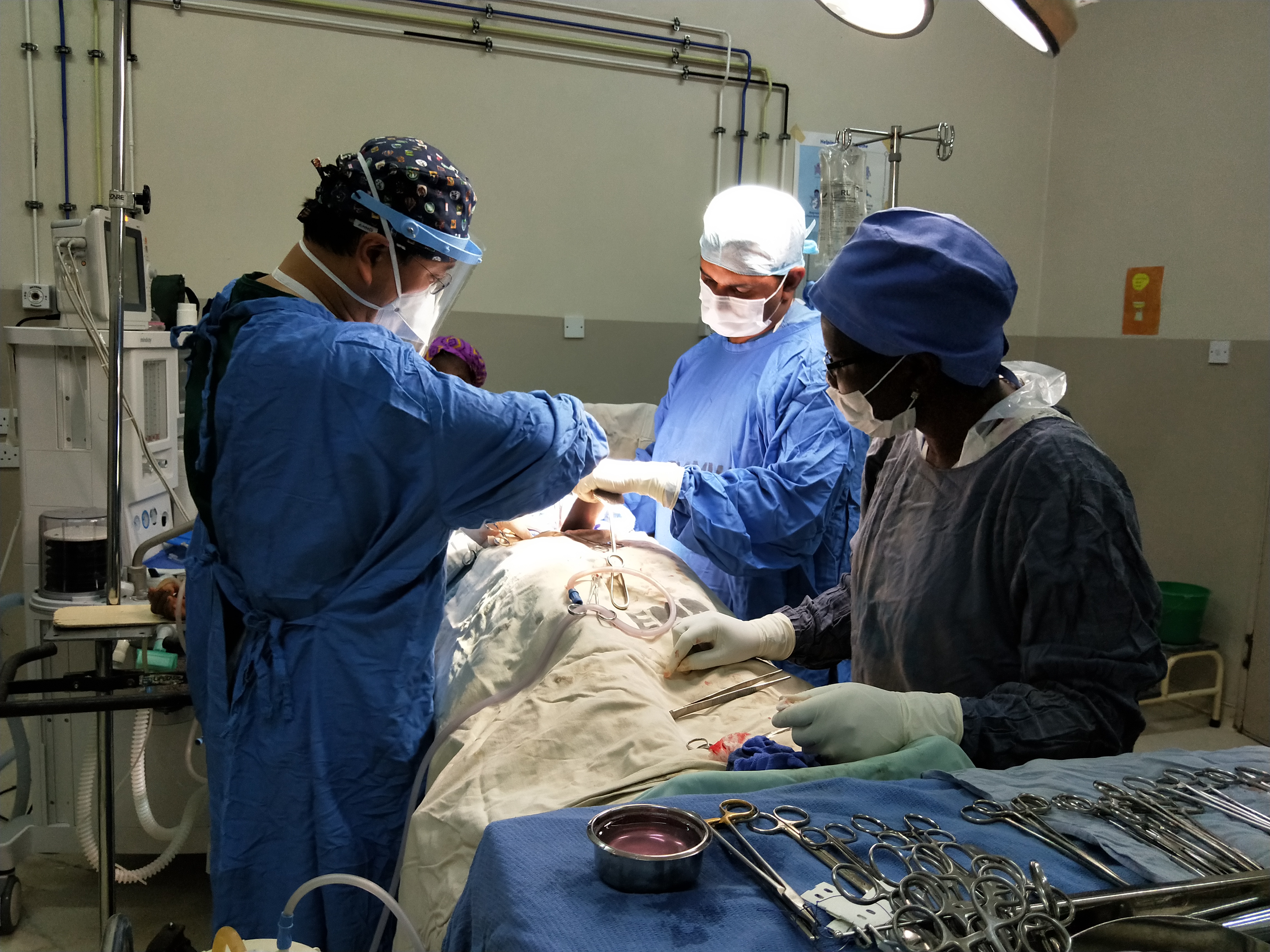 片显示,在马拉维首都利隆圭的卡姆祖中心医院,中国医疗队妇产科医生为