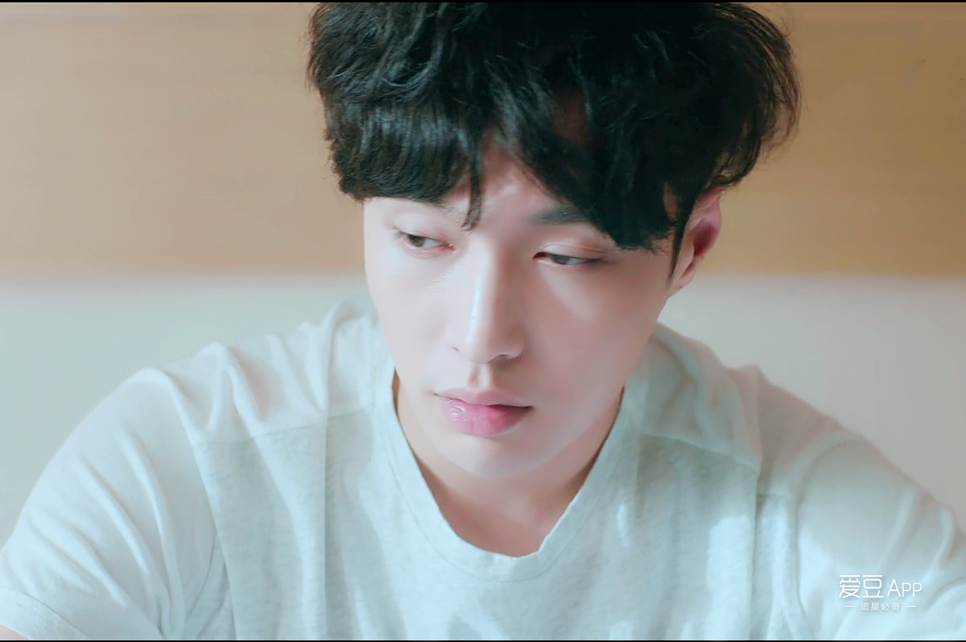 眼镜对于一个人颜值的改变原来这么重要,看完易烊千玺就知道了