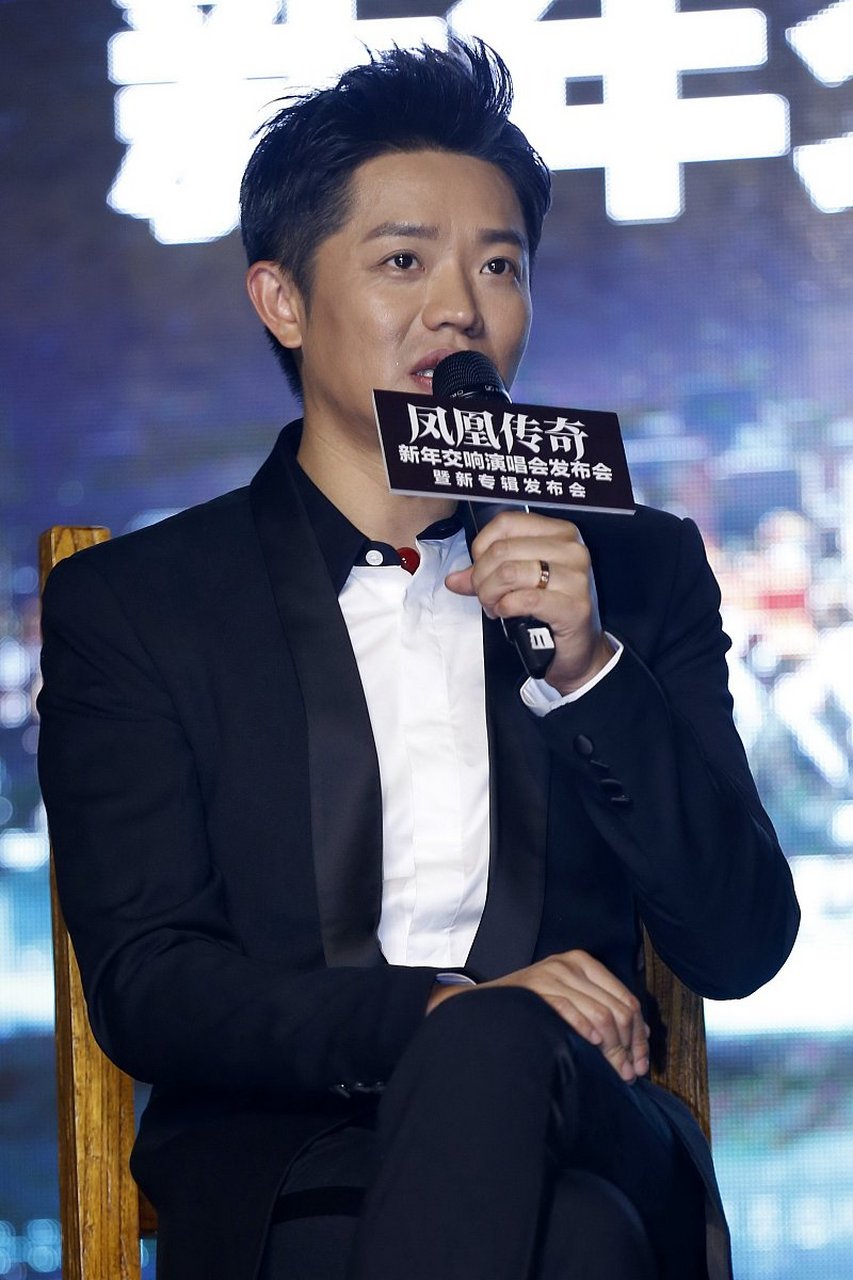 曾毅竟然50岁了:凤凰传奇组合成员年龄引热议    曾毅的年龄在凤凰