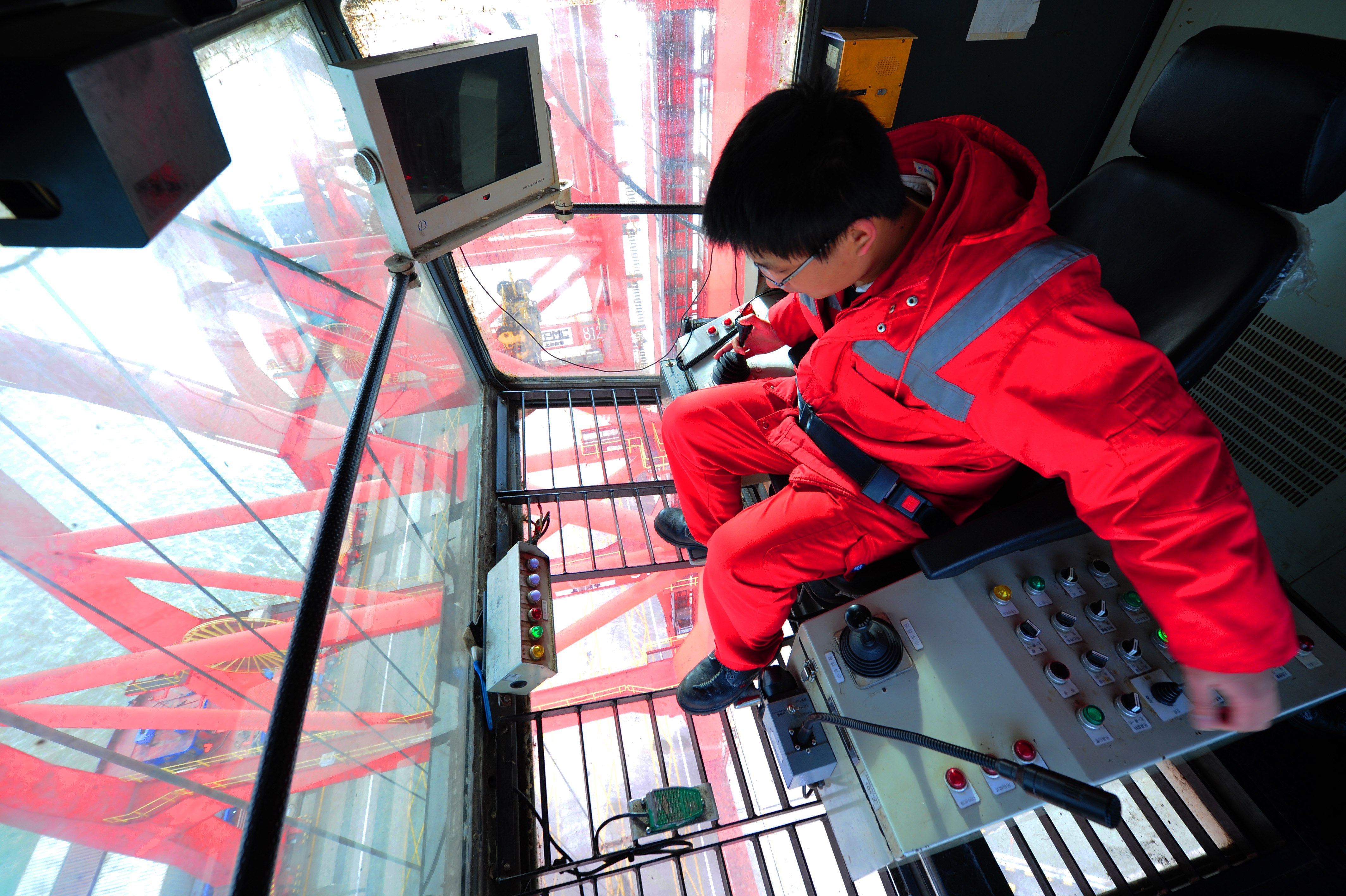 江苏太仓:桥吊司机开工忙(4)