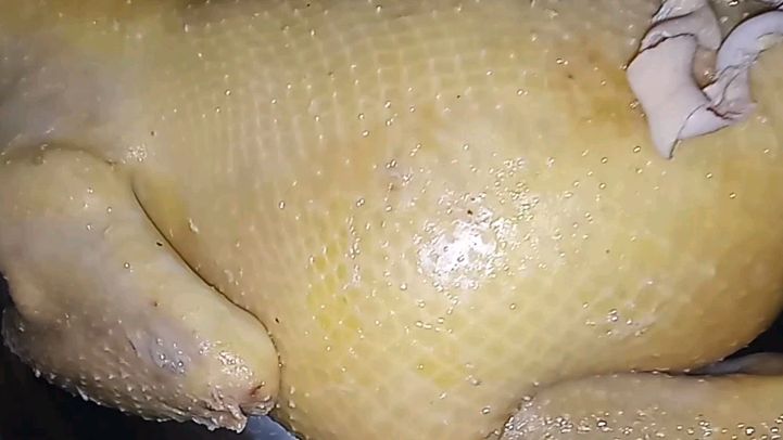这才是农村土鸡最好吃的做法,皮脆肉滑,一整只鸡不够吃