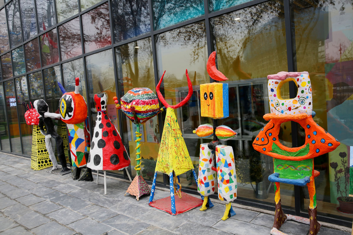 废弃油桶变艺术围墙 好萌呀