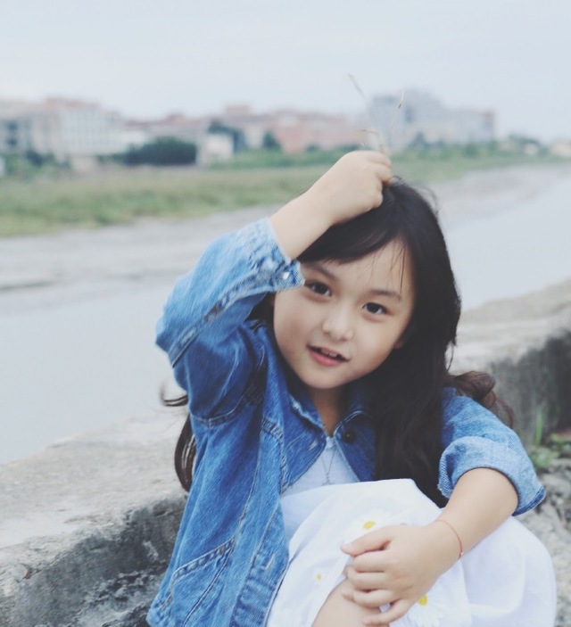 从小就是美人坯子!肉嘟嘟的小脸,忽闪忽闪的大眼睛,太惹人疼!