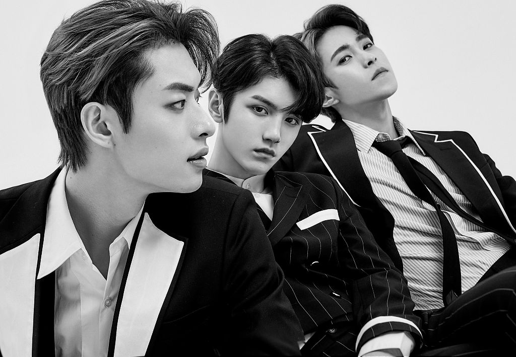 漫画美少年!oner组合黑白写真曝光 穿西装散发熟男魅力