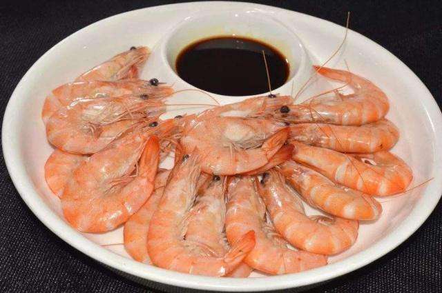 做白水煮虾时,要等水开了再放虾吗?放的时间不对,难怪不好吃!