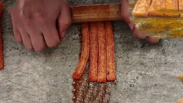 辣条里面的"油"到底是不是地沟油?专家公布最终答案,有点反胃