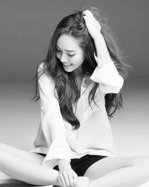 jessica郑秀妍黑白色调写真复古有质感,低头微笑撩发