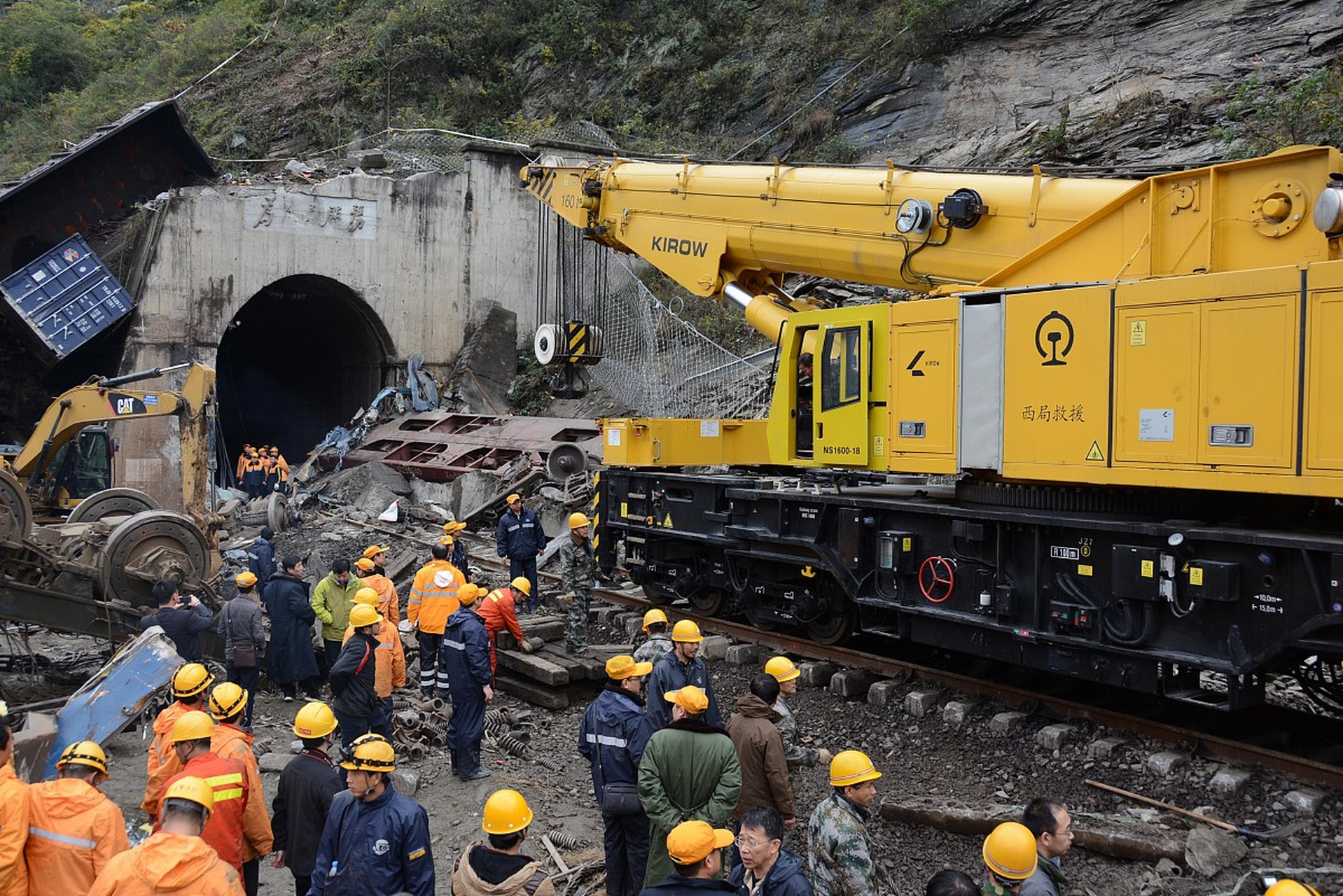 一列载有危险品的货运列车在行驶过程中脱轨,导致数百人被迫疏散