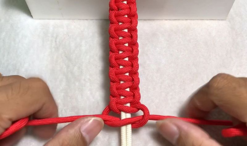 中国结艺基础教学:双向平安结教程学会平结轻松编织漂亮红绳手链,教育,兴趣学习,好看视频