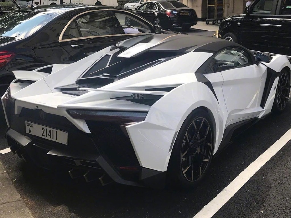 迪拜街头实拍第二代莱肯超跑,相比第一代你觉得怎么样?