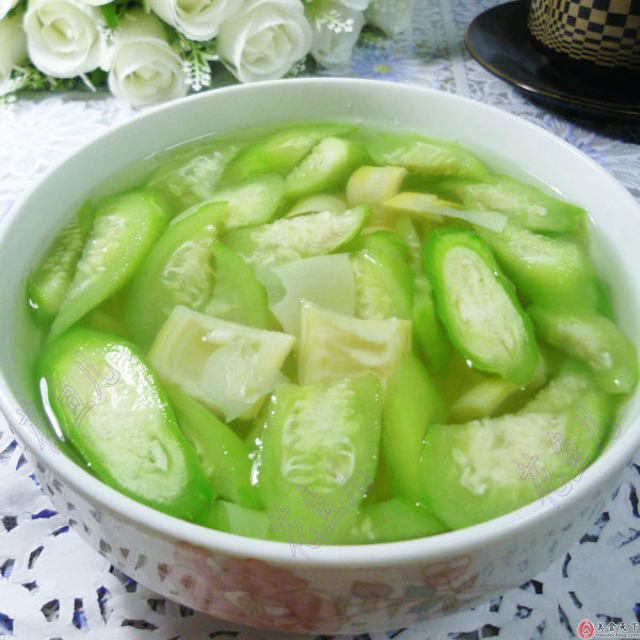 羊尾笋丝瓜汤,营养却非常去清淡,软嫩的丝瓜也非常好吃,实在是美味