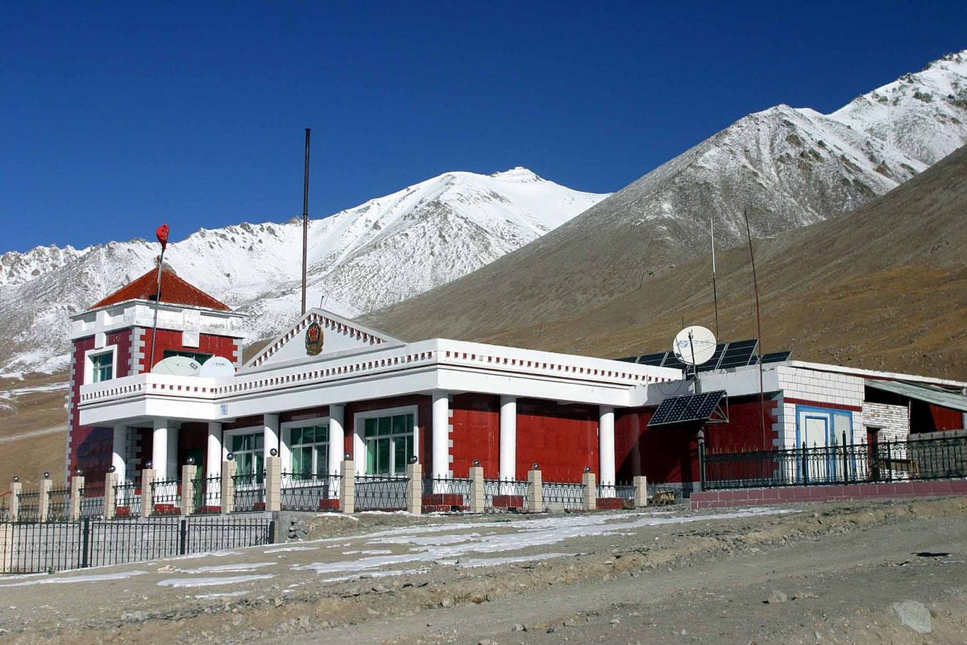 盘龙古道,位于新疆喀什地区塔什库尔干塔吉克自治县,是通往红其拉甫
