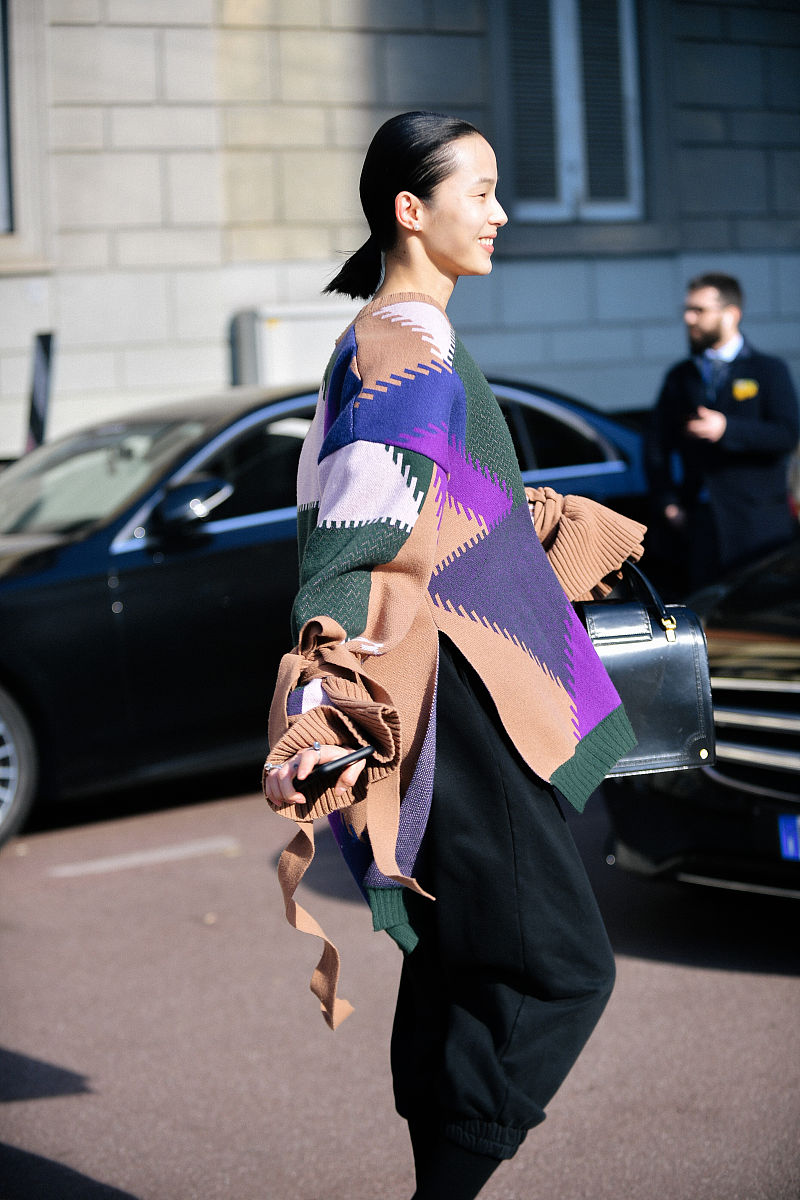 "丑模"雎晓雯米兰街拍,大秀"锁骨杀",长腿逆天超模范儿十足