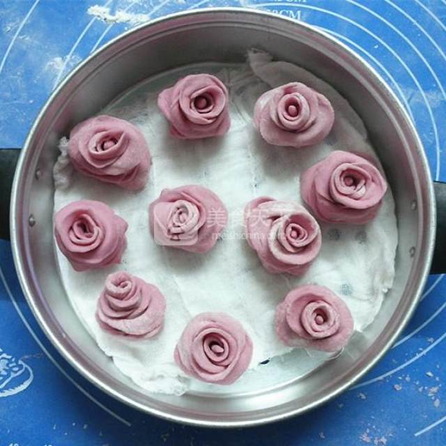 第15步,将火龙皮玫瑰花,放入垫有笼布的蒸屉中