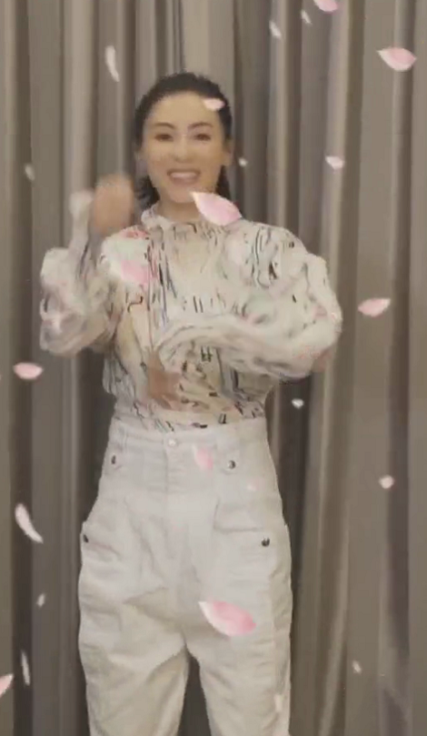 39岁张柏芝再跳樱花舞,身材纤细笑容美丽,蹦蹦跳跳可爱如少女