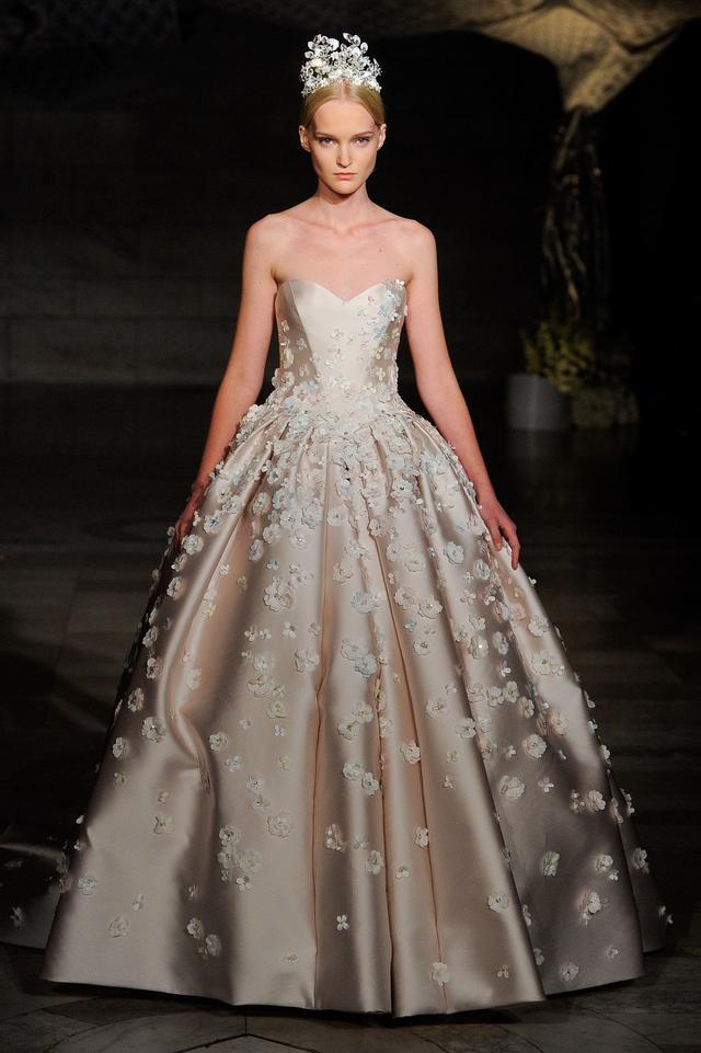 2019秋季 reem acra 婚纱充满着梦幻,圣洁,承载着幸福的憧憬