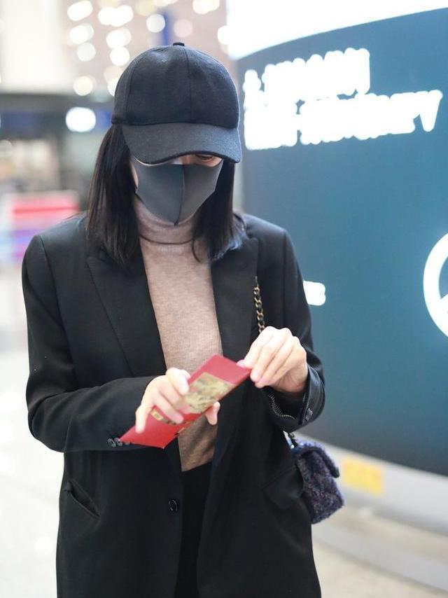 38岁秦岚素颜现身机场,一袭吸烟装难掩凹凸感,165穿出180气场