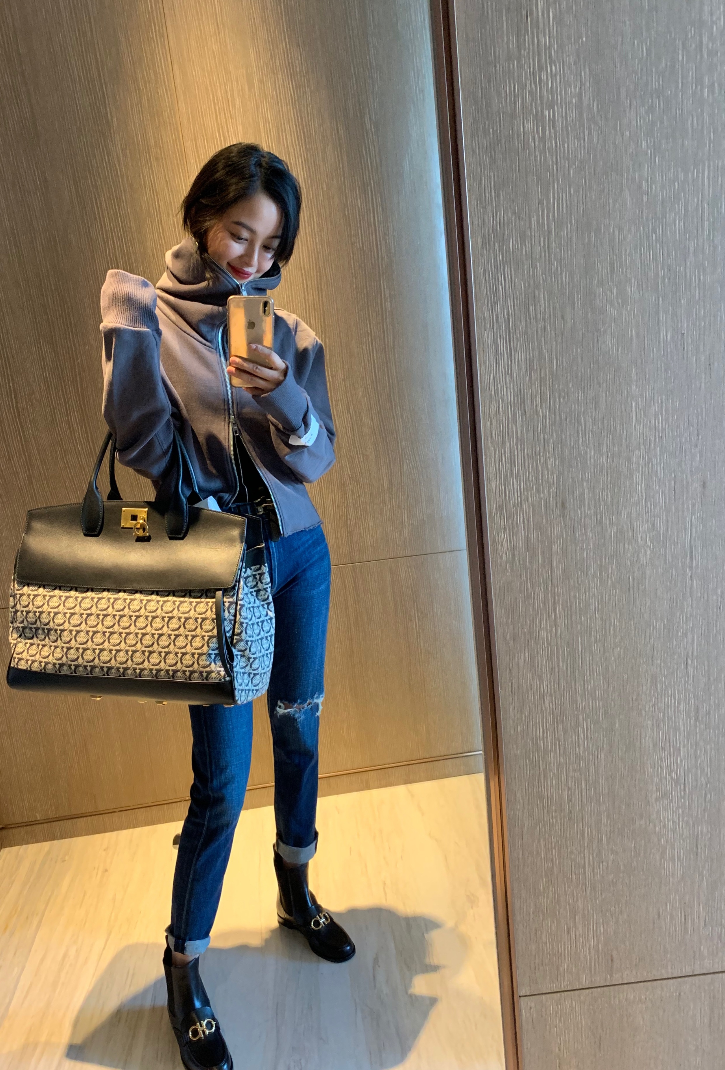 辛芷蕾厉害了,黑色夹克搭配牛仔裤时髦又高级,气质好就是不一般