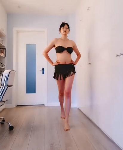 李艾穿泳衣"走秀" 这身材完全不像新妈妈