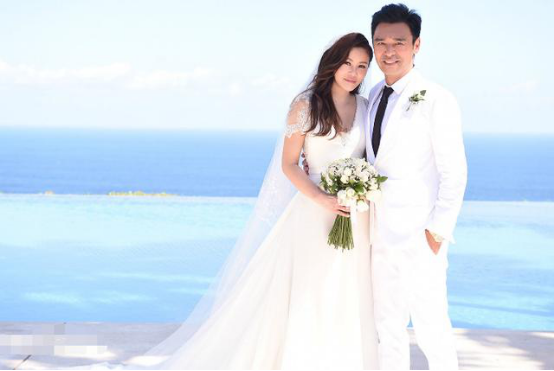 曾饰演王俊凯的父亲,前妻败光家产还抛弃他,二婚娶小20岁经纪人